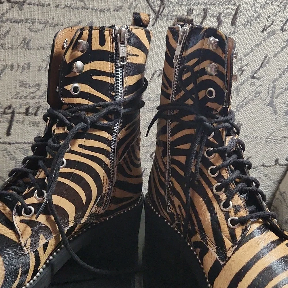 Aqua Women’s Tiger Print Jax Studded Hiker Combat Boots Lace Up Round Toe - Picture 4 of 5